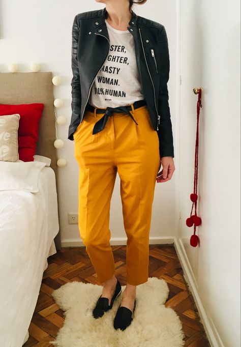 Graphic Designer Office Outfit, Punk Office Outfit, Rocker Chic Style Summer, Rocker Chic Outfit, Biker Jacket Style, Yellow Pants, Mama Style, Looks Black, Punk Outfits