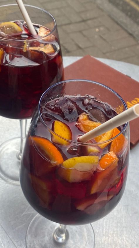 Sangria Aesthetic, Spain Sangria, Sangria Aesthetic Summer, Food In Spain Aesthetic, Spain Life, Spain Aesthetics Night, Authentic Sangria Spain, Spanish Summer, Cocktail Summer