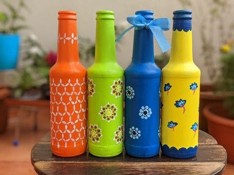 Small Glass Bottles Art, Cute Bottle Painting, Glass Bottle Decor Ideas, Diy Art Projects Canvas, Trendy Living Room Decor, Easy Bottle Art, Glass Decor Ideas, Beer Bottle Art, Bottle Art Projects