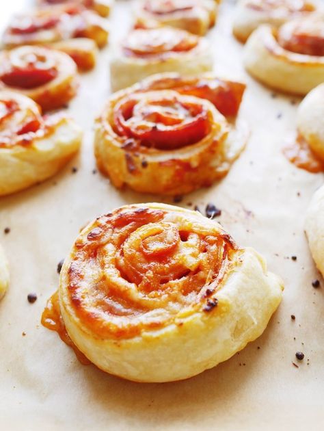 If you take anything and add cheese, pepperoni, and marinara sauce, it will be amazing. Roll them up inside flaky dough (aka puff pastry), and you've got insanely delicious pizza pinwheels. Pizza Pinwheels, Pizza Flavors, Easy Pizza, Delicious Pizza, Snacks Für Party, Pizza Recipes Dough, Pizza Hut, Good Pizza, Naan