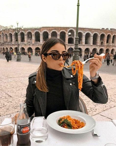 Rome Outfits, Rome Photography, Eating Spaghetti, Rome Photo, Europe Outfits, Europe Photos, Italy Outfits, Italy Aesthetic, Eating Food