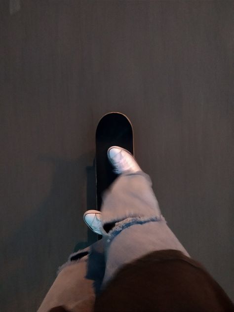 Skate At Night, Night Skating, Skate Vibes, Skate Aesthetic, Skateboard Photography, Skate Man, Skater Girl, Skater Girls, Fake Pictures