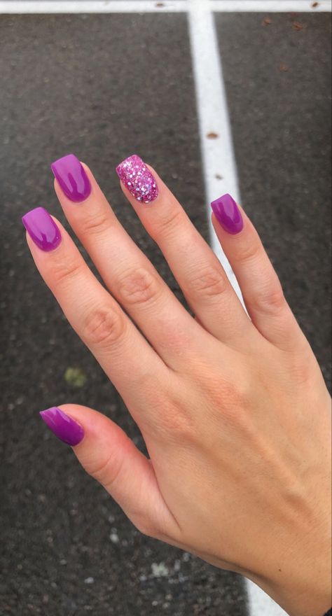 Purple And Sparkle Acrylic Nails, Pink And Purple Sparkle Nails, Solid Color Nails With One Glitter Nail, Purple Sns Nails Designs, Sparkly Sns Nails, Purplish Pink Nails, Purple Nails With Accent Nail, Purple Nails With Sparkle, Pinkish Purple Nails