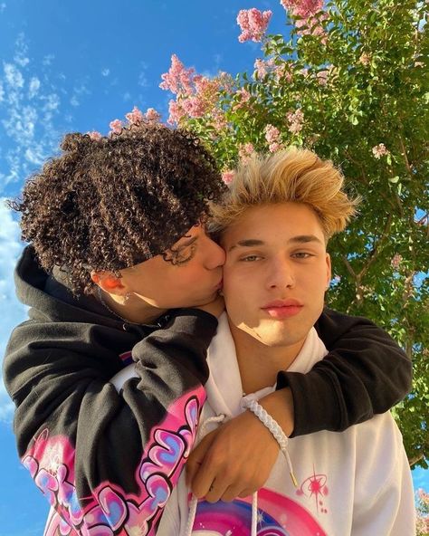 AR 💫 GAY COUPLES 🏳️‍🌈 💫 Brady Potter, Raspberry Fool, Tiktok Famous, Cute Kiss, Famous Youtubers, Gay Aesthetic, Men Kissing, Sweet Guys, Gay Romance