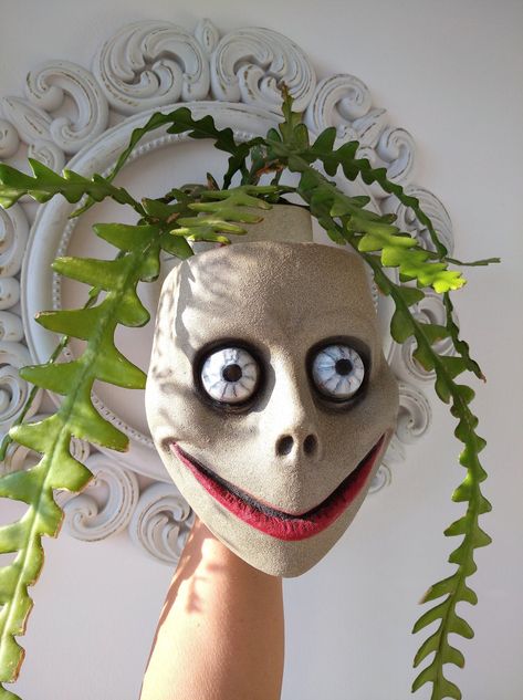 Creepy Plant Pots, Head Pots For Plants, Funky Plant Pots, Scary Clay Art, Face Pots Head Planters, Weird Wall Decor, Clay Face Sculpture, Pots With Faces, Sculpture Planter