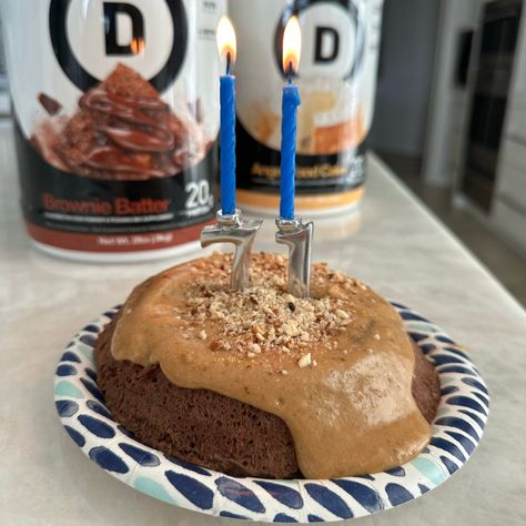 Peanut Butter Chocolate Protein Cake Protein Powder Cake, Protien Mug Cake, Devotion Protein, Devotion Nutrition, Peanut Butter Icing, Protein Mug Cakes, Mug Cake Microwave, Chocolate Peanut Butter Cake, Protein Cake