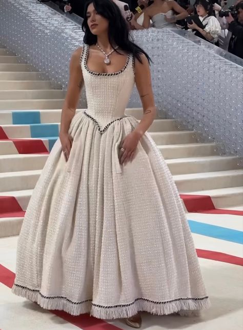 Dua Lipa Met Gala 2023, Dua Lipa Met Gala, Aesthetic Gown, Red Carpet Glamour, Met Gala Outfits, Girls Dress Outfits, Chanel Dress, Iconic Dresses, Dress Aesthetic