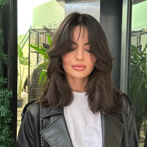 Short Butterfly Haircut, Rambut Brunette, Butterfly Haircut, Haircuts For Medium Length Hair, Layered Haircuts For Medium Hair, Bangs With Medium Hair, Hairstyles For Layered Hair, Haircuts For Medium Hair, Haircuts Straight Hair