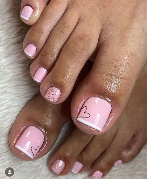 Cute Simple Toenail Designs, Summer Nails Feet Pedicures, Pink Sparkle Pedicure, Light Pink Pedicure Toenails, French Manicure Toes Toenails, Summer Pedicure Designs Toenails, Vacation Toe Nails, Big Toe Nail Designs, Pink Toe Nails With Design