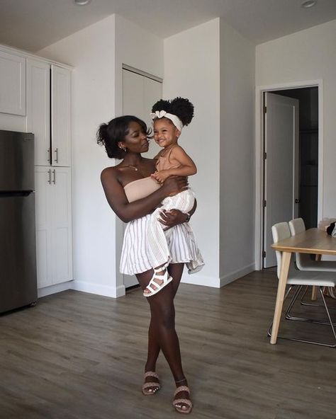 Girl Mom Black Women, Girl Mom Aesthetic Black, Mommy Goals Black, Black Mom Aesthetic, Black Mom And Daughter, Momma Outfits, Mother Baby Photography, Family Aesthetic, Black Motherhood