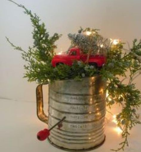 Vintage Farmhouse Christmas, Red Pickup Truck, Christmas Booth, Vintage Christmas Crafts, Christmas Rustic, Flour Sifter, Cabin Christmas, Country Christmas Decorations, Christmas Idea