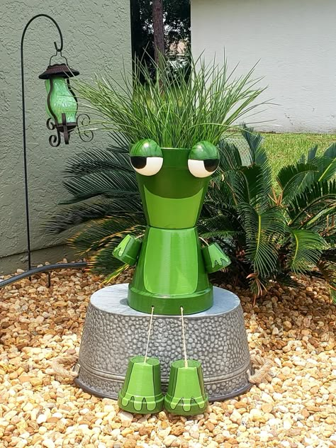 Flower Pot Turtle, Outdoor Clay Pot Ideas, Frog Yard Art Garden Ideas, Diy Frog Decor, Yard Decorations Diy, Flower Pot Ideas, Plant Pots Crafts, Yard Crafts, Terra Cotta Pot Crafts Diy