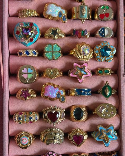 when i die my daughter will inherit the best jewellery collection known to man 80s Maximalism, Gold Vintage Rings, Xoxo Jewelry, Funky Jewellery, Unorganized Idea, Jewelry Organizers, Earring Storage, Indie Jewelry, Normal Clothes