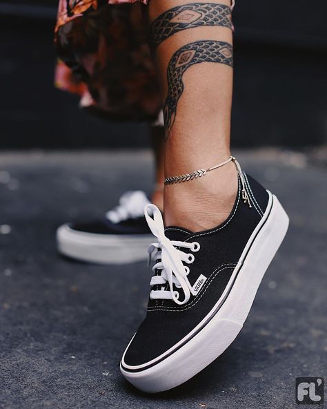 #Vans Authentic 2.0 • ART: VN0A3AV8BLK • #digitalsport #shoppingonline #fluid #vansauthentic #authentic Vans Authentic Platform, Vans Shoes Fashion, Vans Authentic Black, Basic Shoes, Shoe Shine, Tennis Fashion, Shoes Vans, Vans Black, Vans Authentic