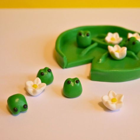 Group Clay Projects, Polymer Clay Flower Frog, Cute Animal Clay Sculptures, Air Dry Clay Frog Ideas, Easy Stuff To Make With Clay, Polymer Clay Tik Tak Toe, Diy Clay Tic Tac Toe Board, Air Dry Clay Ideas Tic Tac Toe, Crafts With Polymer Clay