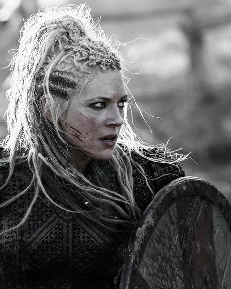 Vikings Gods, Katheryn Winnick Vikings, Lagertha Lothbrok, Lagertha Vikings, Ragnar Vikings, Lagertha Hair, Vikings Lagertha, Visenya Targaryen, Viking Aesthetic