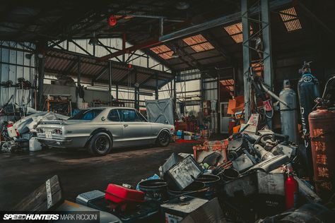 Tuner Garage, Cars Japan, Nissan Skyline 2000, Cars Garage, Jdm Parts, Mechanic Shop, Car Workshop, Grey Car, Mechanic Garage