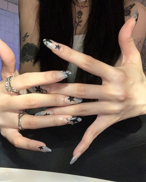 Korean Grunge Nails, Nails Inspiration Grunge, Grunge Nails Aesthetic, 666 Nails, Edgy Nails Acrylic Grunge, Claws Aesthetic, Subversive Nails, Ulzzang Nails, Nail Inspo Grunge