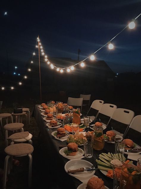 Burgers At A Wedding, Burger Night Party, Burger Party Decoration, Burger Wedding, Burger Bar Party, Hamburger Party, Burger Party, Martini Party, American Burgers