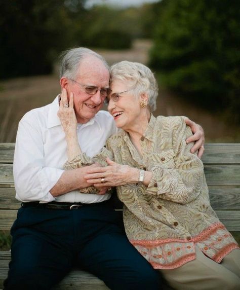 Old Couple Photography, Older Couple Poses, Older Couple Photography, Grandparents Photography, Creative Date Ideas, Traditional Anniversary Gifts, Grandparent Photo, Shooting Couple, Creative Dates