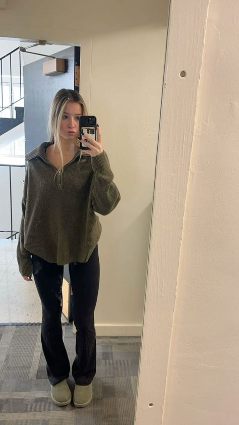 fall outfit inspo Lazy Uggs Outfit, Yoga Pants And Hoodie Outfits, Simple School Outfits Plus Size, Outfit Ideas For School Leggings Comfy, Sweatshirt And Yoga Pants Outfit, Aesthetic Yoga Pants Outfit, Aerie Yoga Leggings, Yoga Pants Outfit Aesthetic Winter, Comfy Yoga Pants Outfit