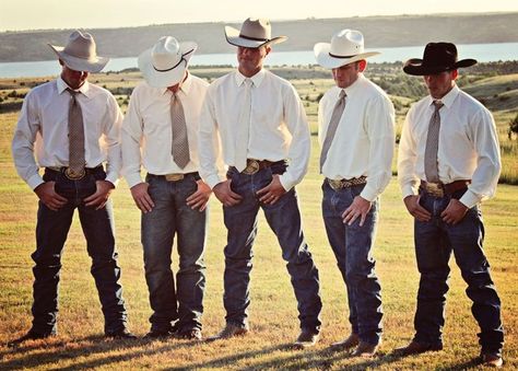 Country Groomsmen, Traje Cowgirl, Country Wedding Photos, Cowboy Wedding, Gettin Hitched, Wedding Groomsmen, Groomsmen Attire, Western Wedding, Groom And Groomsmen