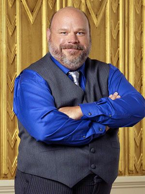 Kevin Chamberlin (Bertrum) from Disney Channel's "Jessie"   In my opinion, Bertram can be the new Mr. Belvedere!!! Kevin Chamberlin, Disney Jessie, Funny Poses, Disney Channel Stars, Debby Ryan, Cameron Boyce, Disney Live Action, Old Disney, Disney Stars