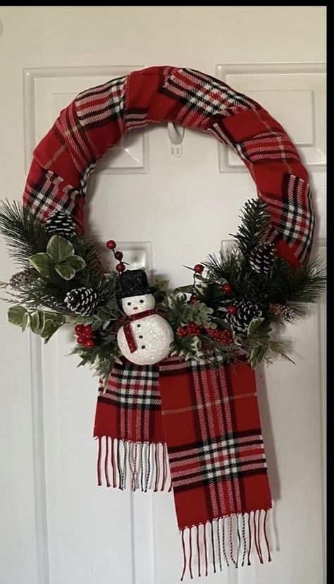 Holiday Wreaths Diy, Country Christmas Decorations, Porch Christmas Decor, Front Porch Christmas, Xmas Wreaths, Holiday Crafts Christmas, Front Porch Christmas Decor, Christmas Decorations Rustic, Christmas Crafts Decorations