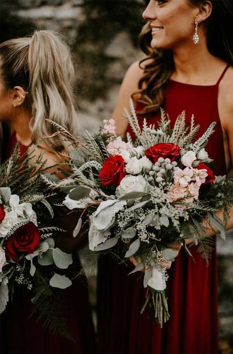 red and white rose with sage green leaves winter wedding bouquets ideas August Fashion, Sage Wedding Colors, Christmas Wedding Themes, Dresses Champagne, Boda Diy, Winter Wedding Bouquet, Flowers And Greenery, Winter Wedding Colors, Sage Wedding