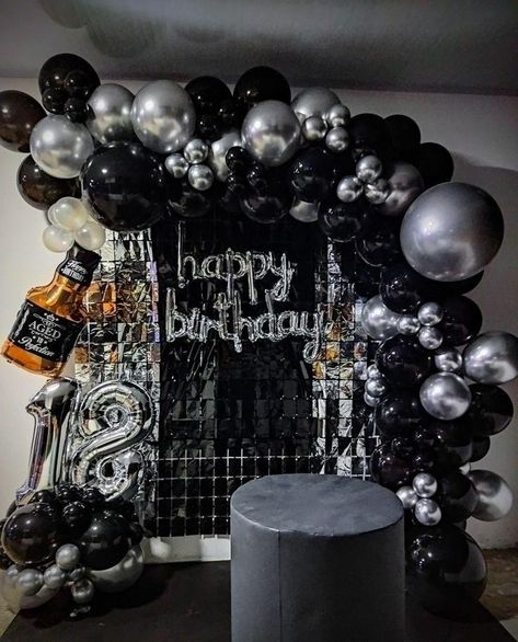 Festa All Black, Happy Birthday 19, Birthday 25, Small Birthday Parties, Black Party Decorations, 18th Birthday Decorations, 17th Birthday Ideas, 21st Bday Ideas, 16th Birthday Decorations