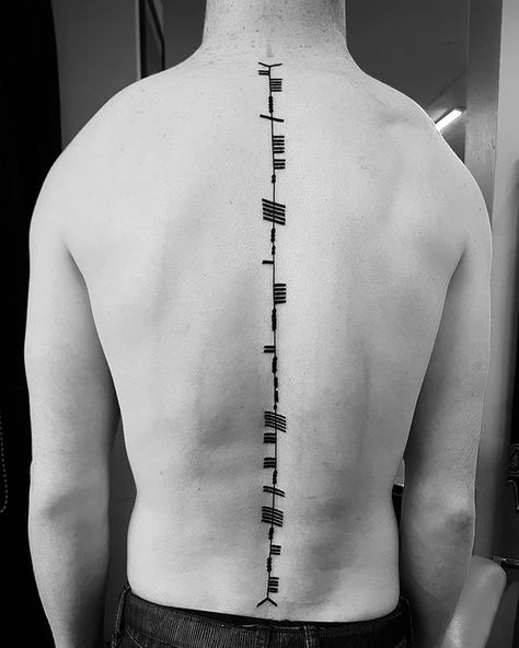 20+ Of The Best Spine Tattoo Ideas Ever Mens Spine Tattoo Ideas, Vertical Tattoo Men, Strip Tattoo, Vertical Tattoo, Tattoo Line Art, Spine Tattoo Ideas, Unique Tattoo Ideas, Tattoo Line, Spine Tattoo