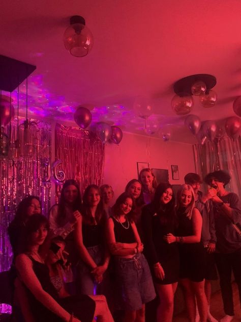 Night Out Aesthetic Friends, Sweet 16 Party Photos, Chill Bday Party Ideas, Teenage Birthday Party Aesthetic, Sweet Sixteen Party Aesthetic, Birthday Core Aesthetic, Sweet Sixteen Aesthetic Party, Sweet 16 Party Ideas Aesthetic, Birthday Party Pictures With Friends