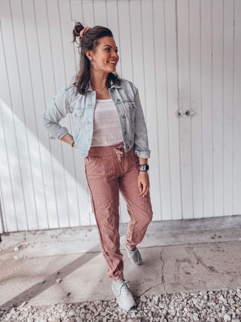 Salmon Joggers Outfit, Mauve Joggers Outfit, Tank Top And Jacket Outfits, Pink Joggers Outfit Casual, Tank Top With Jacket Outfit, Pink Comfy Outfits, Linen Joggers Outfit, Pink Joggers Outfit, Pink Sweatpants Outfit