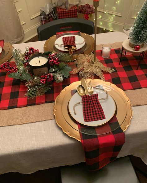 Buffalo Plaid Table Decor, Christmas Table Set Up, Red Table Settings, Christmas Decor Table, Dinner Tablescape, Blue Christmas Tree Decorations, Family Christmas Dinner, Christmas Dining Table Decor, Plaid Christmas Decor