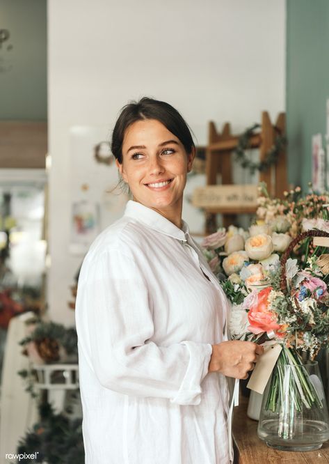 Cheerful woman in the flower shop | premium image by rawpixel.com / Jira Florist Brand, Floral Branding, Studio Headshots, Corporate Women, Corporate Portrait, Flower Photoshoot, Branding Photoshoot Inspiration, Flower Studio, Floral Shop