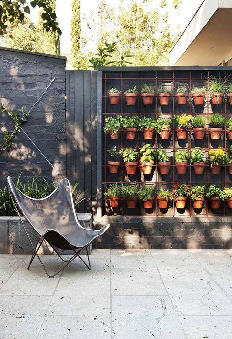 Country Garden Design, Urban Garden Design, Portable Garden, Potted Plants Outdoor, Vertical Garden Wall, Gardening Trends, Garden Solutions, Wall Garden, Outdoor Inspirations