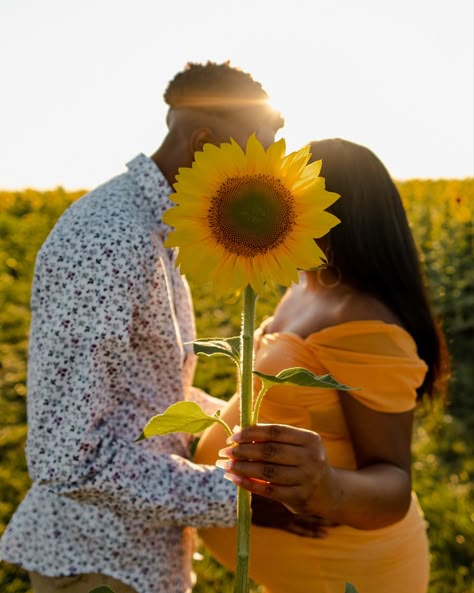 Sunflower Maturity Photoshoot, Sunflower Maternity Pictures Families, Sunflower Photoshoot Maternity, Sunflower Maternity Pictures, Yellow Maternity Photoshoot, Sunflower Maternity Shoot, Sunflower Pregnancy Announcement, Sunflower Pregnancy Photoshoot, Sun Flower Maternity Shoot