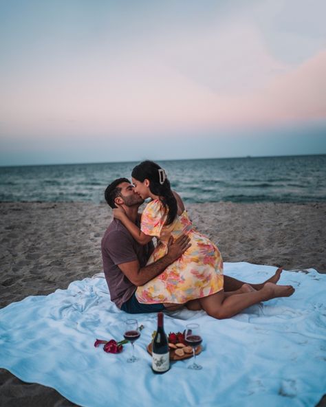 Couple Beach Picnic Ideas, Beach Picnic Photoshoot Ideas, Couples Beach Picnic Photoshoot, Picnic Photoshoot Ideas Couple Photos, Couple Beach Picnic, Romantic Picnic Ideas For Couples, Beach Picnic Photoshoot, Picnic Romantic, Couple Picnic