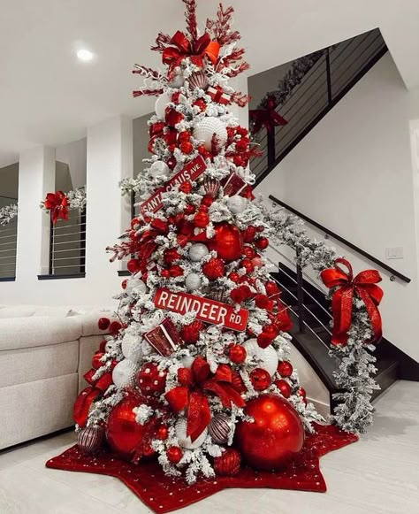 Christmas Decorating Club | absolutely beautiful 🤍 | Facebook Xmas Trees Ideas Decoration, Red White Silver Christmas Tree, Elegant Christmas Tree Decorations, Amazing Christmas Trees, Pretty Christmas Decorations, Candy Christmas Tree, Ideas Navideñas, Red Christmas Decor, Christmas Tree Decorating Themes