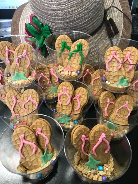 Nutter butter peanut butter cookies!Frosting!Ground up graham crackers!Melted white chocolate made into star fish!Sprinkles for some added decorations! #hawaiianluau #schoolsnack Aloha Desserts, Tropical Snacks Party Ideas, Luau Snacks For Kids, Hawaiian Treats Luau Party, Beachy Dessert Table, Beach Theme Finger Foods, Beach Theme Snacks For Preschool, Beach Theme Party Food, Beach Theme Treats For Kids