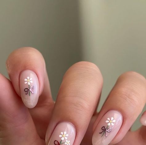 Brydie on Instagram: "Daisy Bouquets 🌸🌼 how cute are they! 🎀 @homeofnailart Tender Purebuild Detail Paints - White, Sage & Buttercup @nailstampingqueenuk Chromes - Coco & Amour" Daisy Bouquets, Retro Nails, Cute Gel Nails, Hair Skin Nails, Oval Nails, Nail Studio, Gel Nail Designs, White Sage, Minimalist Nails