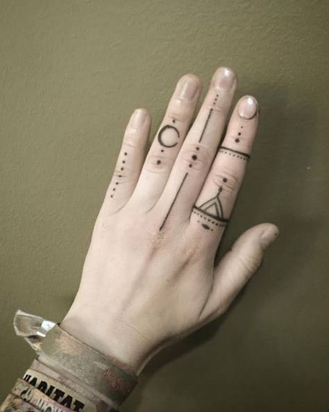 Simple Lines and Dots Tattoo Tiny Finger Tattoos, Tattoo Diy, Tato Jari, Tato Henna, Finger Tattoo For Women, Finger Tats, Hand And Finger Tattoos, Finger Tattoo Designs, Tato Lengan