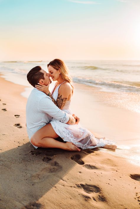 Tropical Beach Couple Pictures, Beach Engagment Picture Outfits, Beach Photo Engagement, Wedding Anniversary Photoshoot Ideas Beach, White Beach Engagement Photos, Engagement Photos At Beach Sunsets, Beach Pics For Couples, Beach Engagement Photos Dress, Sunrise Beach Photoshoot Family