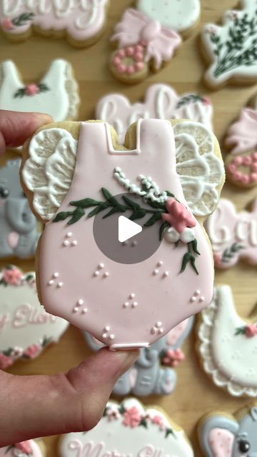 H.D.Baking on Instagram: "lil baby outfit🎀  #cookiedecorating #cookies #cookier #royalicing #homebaking #homebaker #cookiedecoratingvideo #babyshowercookies" Baby Shower Cookies Decorated, Baby Sugar Cookies, Baby In Bloom Cookies, Romper Cookies Decorated, Onsie Cookies Royal Icing, Onesie Cookies Decorated, Icing Cookies Tutorial, Onesie Decorated Cookies, Babbling Abby Sprinkle Cookies