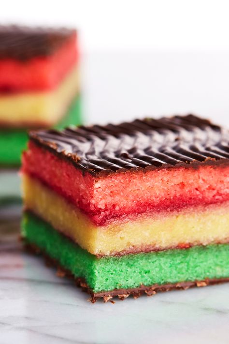 Layers of almond cake are sandwiched with raspberry jam before getting coated in chocolate for the prettiest and most delicious rainbow cookies you've ever had. Rainbow Cookies Recipe, Italian Rainbow Cookies, Italian Cake, Rainbow Cookies, Almond Cake, Italian Cookies, Ice Cream Cookies, Brownie Cookies, Almond Cakes