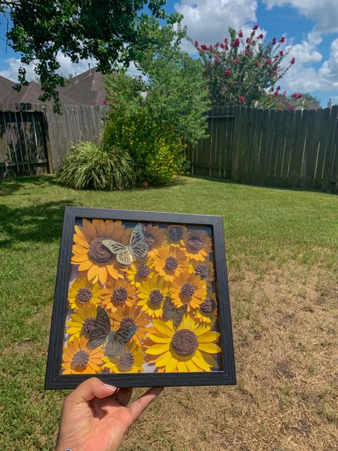 Diy Sunflower Gift Ideas, Sunflower Shadow Box Ideas, Fall Art Ideas, Quilling Flower Designs, Mom Frame, Dance Crafts, Paper Quilling For Beginners, Crochet Garden, Flower Shadow