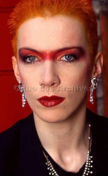 David Bowie Makeup, Rock Makeup, New Wave Music, 80s Makeup, Annie Lennox, Bold Makeup, Music Images, New Romantics, Celebrity Makeup