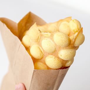 Hong Kong Egg Waffle Egg Waffle Recipe, Hong Kong Waffle, Hong Kong Street Food, Egg Waffles, Chinese Bakery, Bubble Waffles, Chinese Sweets, Egg Puff, Chinese Desserts