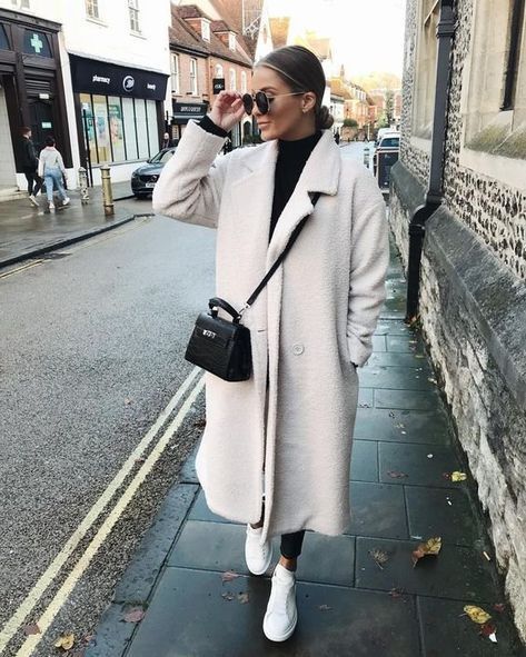 Winter Street style fashion / #winterfashion #fashionweek #fashion #womensfashion #streetstyle #ootd #style  / Pinterest: @fromluxewithlove White Teddy Coat, Moda Over 40, Winter Mode Outfits, Classy Coat, September Fashion, Perfect Winter Outfit, Fall Fashion Coats, Boucle Coat, Olsen Twins