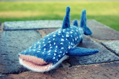 Whale Shark iPhone Cover - free pattern! http://wp.me/pjlln-2a3 ... via Reuben and House of Humble Shark Diy, Shark Stuff, Crochet Creatures, Thread Crafts, Diy Knit, Glove Puppets, Knit Inspiration, Knitted Wit, Whale Shark